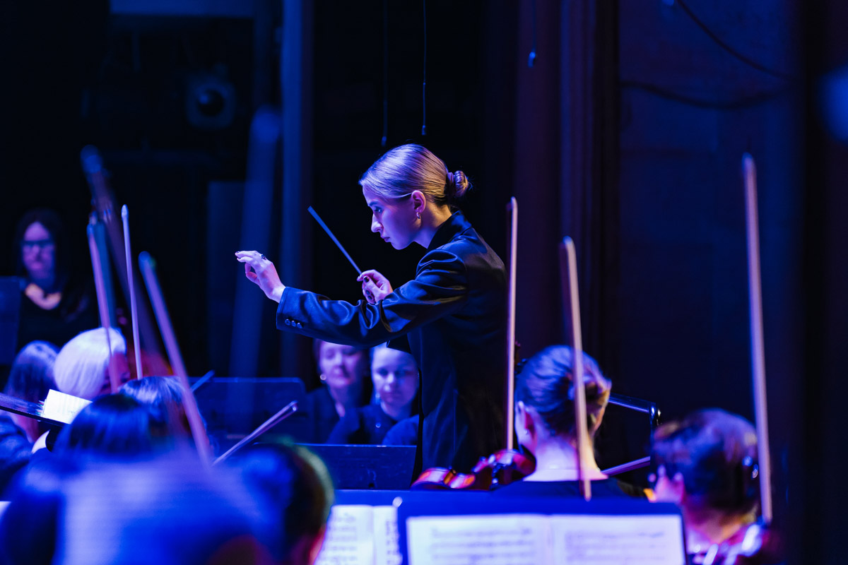 В майские дни, когда память о великом подвиге становится особенно острой, во Владимире пройдет уникальное событие. Центр классической музыки имени А. Э. Маркина запускает новый проект — «Театр и Симфония». Название говорит за себя: это не просто концерты, а пять вечеров, где оркестр, хор, балет и актеры будут рассказывать истории на равных.