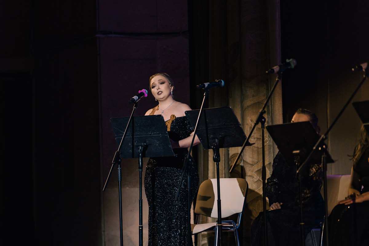 В майские дни, когда память о великом подвиге становится особенно острой, во Владимире пройдет уникальное событие. Центр классической музыки имени А. Э. Маркина запускает новый проект — «Театр и Симфония». Название говорит за себя: это не просто концерты, а пять вечеров, где оркестр, хор, балет и актеры будут рассказывать истории на равных.