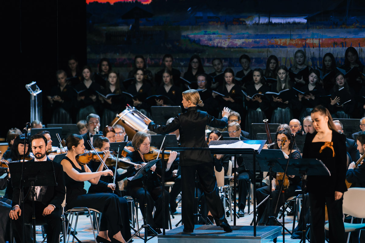 В майские дни, когда память о великом подвиге становится особенно острой, во Владимире пройдет уникальное событие. Центр классической музыки имени А. Э. Маркина запускает новый проект — «Театр и Симфония». Название говорит за себя: это не просто концерты, а пять вечеров, где оркестр, хор, балет и актеры будут рассказывать истории на равных.