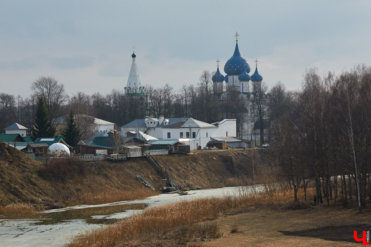 Майские праздники стартуют уже в эту пятницу, и провести их в квартире — вариант так себе. Лучше запланировать небольшое путешествие по 33-му региону. Далеко не уезжаем, каникулы будут не долгими: всего два блока по три дня. Зато времени прокатиться по городам Владимирской области хватит. «Ключ-Медиа» расскажет, куда точно стоит поехать.
