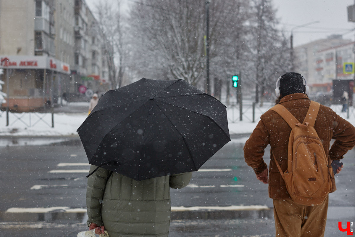 В столицу пришла настоящая зима: на Москву обрушились шторм и снегопады. Ее соседка — Владимирская область — тоже периодами становится мишенью непогоды. Увы, когда закончится эта черная полоса, неизвестно. По прогнозам специалистов, ненастье продержится как минимум до конца текущей недели. Так что солнца на Первомай не ждать.