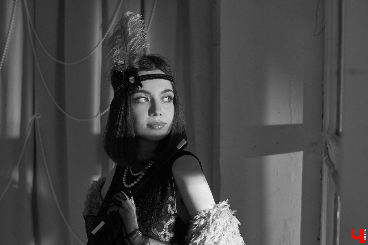 Алина Фадеева любит экспериментировать со стилем. Сегодня девушка может пребывать в винтажно-романтическом настроении, а завтра, надев классический костюм, превратиться в элегантную леди. А еще наша героиня посещает тематические костюмированные мероприятия, для которых вместе с мамой-швеей создает подходящие наряды.