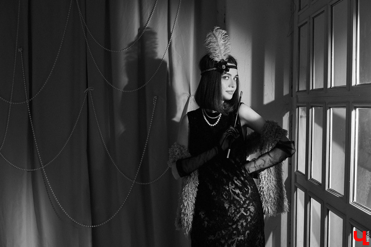 Алина Фадеева любит экспериментировать со стилем. Сегодня девушка может пребывать в винтажно-романтическом настроении, а завтра, надев классический костюм, превратиться в элегантную леди. А еще наша героиня посещает тематические костюмированные мероприятия, для которых вместе с мамой-швеей создает подходящие наряды.