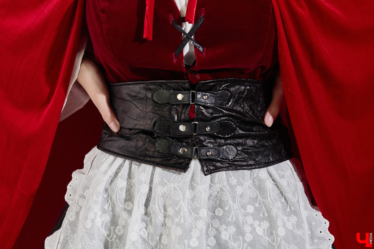 Алина Фадеева любит экспериментировать со стилем. Сегодня девушка может пребывать в винтажно-романтическом настроении, а завтра, надев классический костюм, превратиться в элегантную леди. А еще наша героиня посещает тематические костюмированные мероприятия, для которых вместе с мамой-швеей создает подходящие наряды.