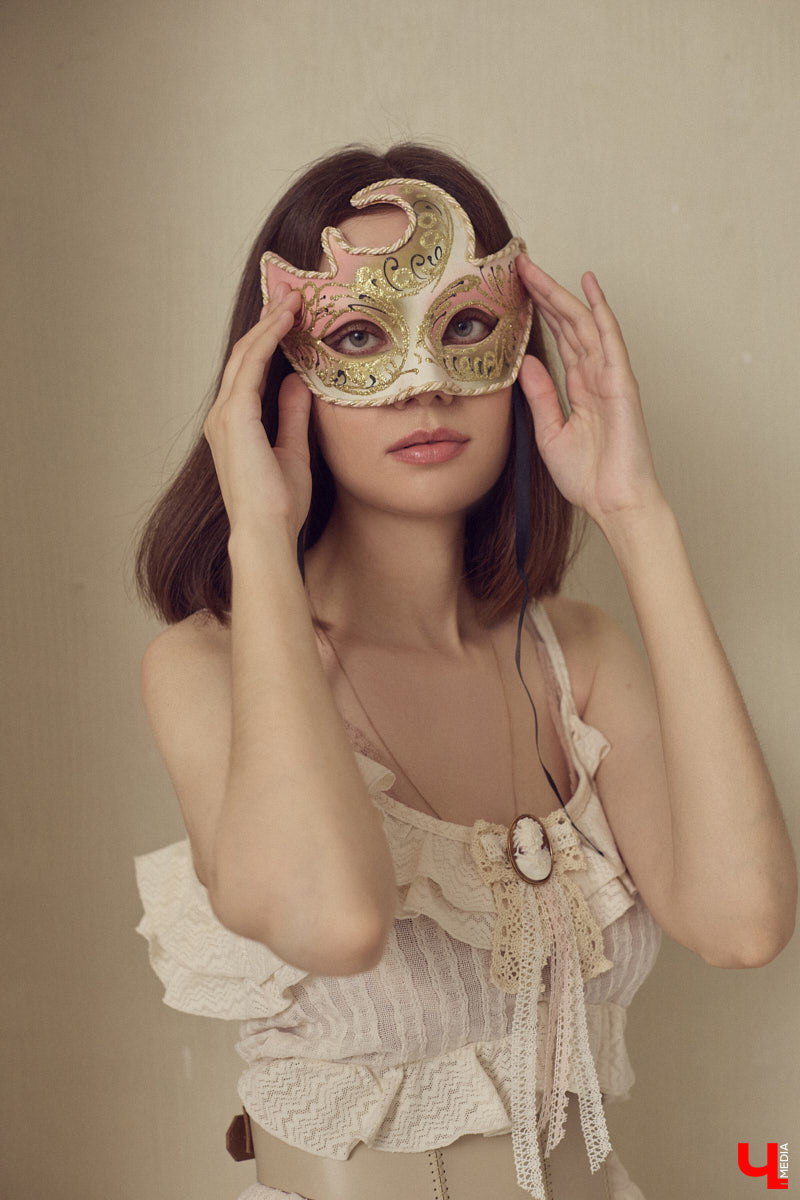 Алина Фадеева любит экспериментировать со стилем. Сегодня девушка может пребывать в винтажно-романтическом настроении, а завтра, надев классический костюм, превратиться в элегантную леди. А еще наша героиня посещает тематические костюмированные мероприятия, для которых вместе с мамой-швеей создает подходящие наряды.