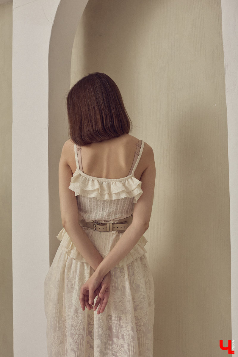 Алина Фадеева любит экспериментировать со стилем. Сегодня девушка может пребывать в винтажно-романтическом настроении, а завтра, надев классический костюм, превратиться в элегантную леди. А еще наша героиня посещает тематические костюмированные мероприятия, для которых вместе с мамой-швеей создает подходящие наряды.