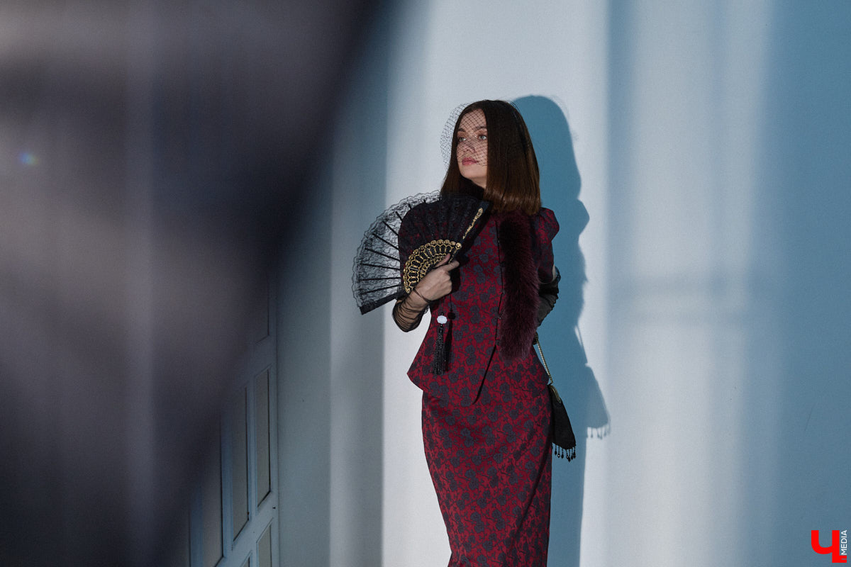 Алина Фадеева любит экспериментировать со стилем. Сегодня девушка может пребывать в винтажно-романтическом настроении, а завтра, надев классический костюм, превратиться в элегантную леди. А еще наша героиня посещает тематические костюмированные мероприятия, для которых вместе с мамой-швеей создает подходящие наряды.