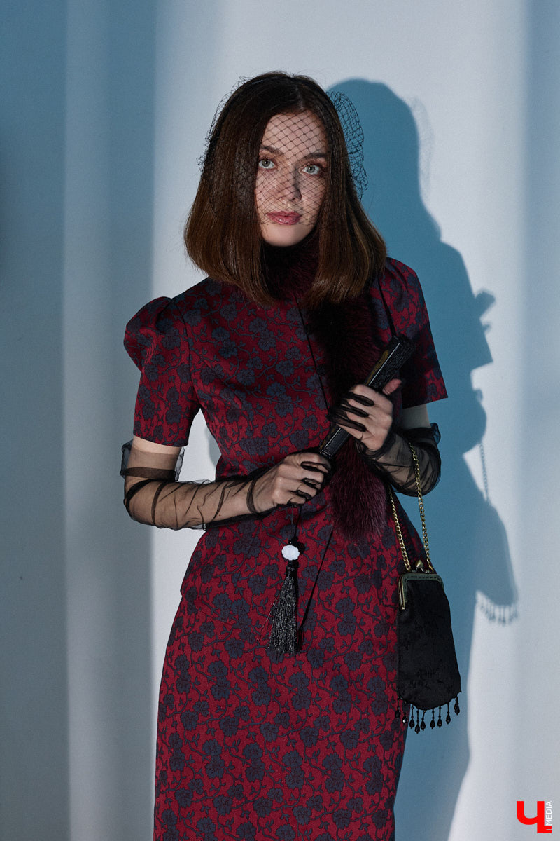 Алина Фадеева любит экспериментировать со стилем. Сегодня девушка может пребывать в винтажно-романтическом настроении, а завтра, надев классический костюм, превратиться в элегантную леди. А еще наша героиня посещает тематические костюмированные мероприятия, для которых вместе с мамой-швеей создает подходящие наряды.