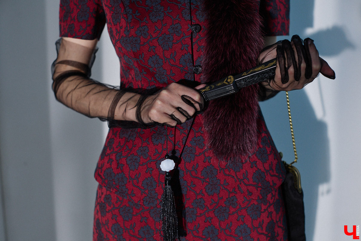 Алина Фадеева любит экспериментировать со стилем. Сегодня девушка может пребывать в винтажно-романтическом настроении, а завтра, надев классический костюм, превратиться в элегантную леди. А еще наша героиня посещает тематические костюмированные мероприятия, для которых вместе с мамой-швеей создает подходящие наряды.