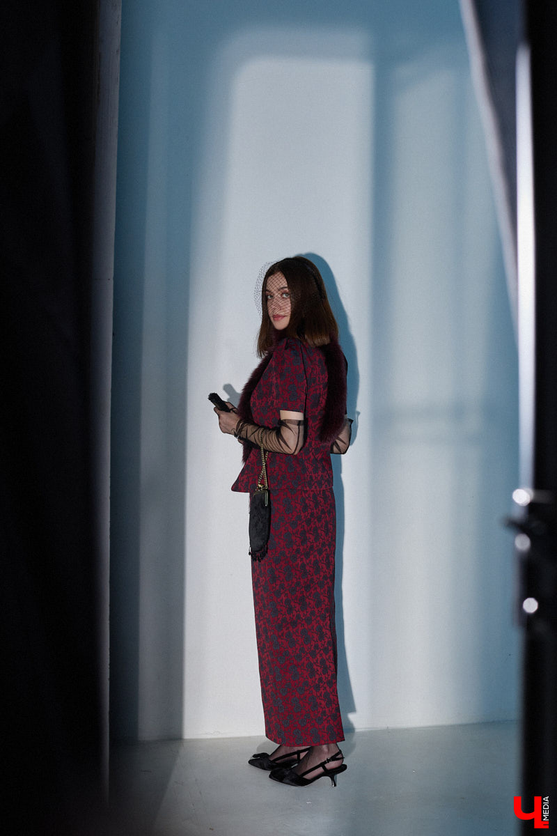 Алина Фадеева любит экспериментировать со стилем. Сегодня девушка может пребывать в винтажно-романтическом настроении, а завтра, надев классический костюм, превратиться в элегантную леди. А еще наша героиня посещает тематические костюмированные мероприятия, для которых вместе с мамой-швеей создает подходящие наряды.