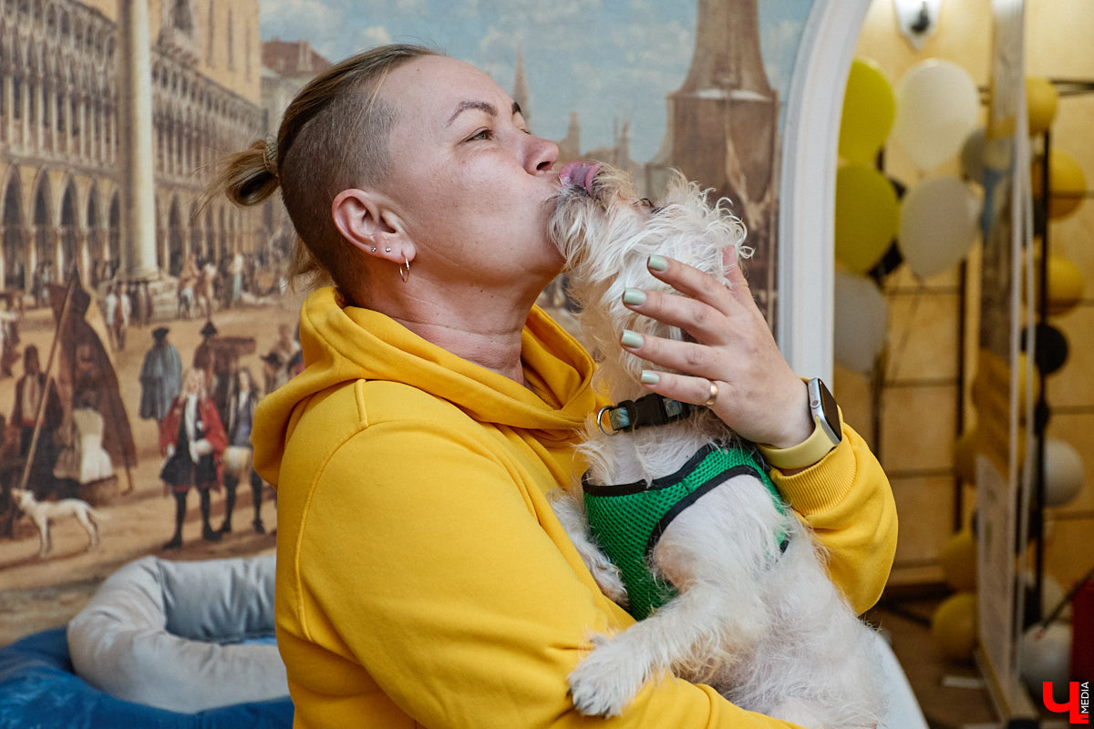 В минувшую субботу по адресу: Чайковского, 44б можно было услышать лай и писк четырехлапых малышей. Собрали крох на площадке доброцентра — в новой точке притяжения неравнодушных к судьбам животных людей. Директор зоодома Юлия Буйницкая рассчитывает, что место привлечет дополнительную помощь мокроносам и обеспечит каждого обратившегося верным другом без лишних хлопот.