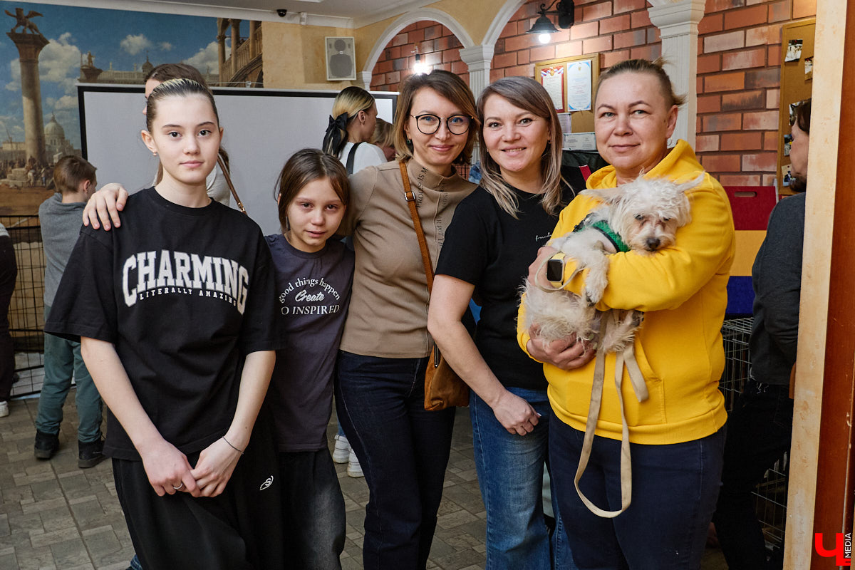 В минувшую субботу по адресу: Чайковского, 44б можно было услышать лай и писк четырехлапых малышей. Собрали крох на площадке доброцентра — в новой точке притяжения неравнодушных к судьбам животных людей. Директор зоодома Юлия Буйницкая рассчитывает, что место привлечет дополнительную помощь мокроносам и обеспечит каждого обратившегося верным другом без лишних хлопот.