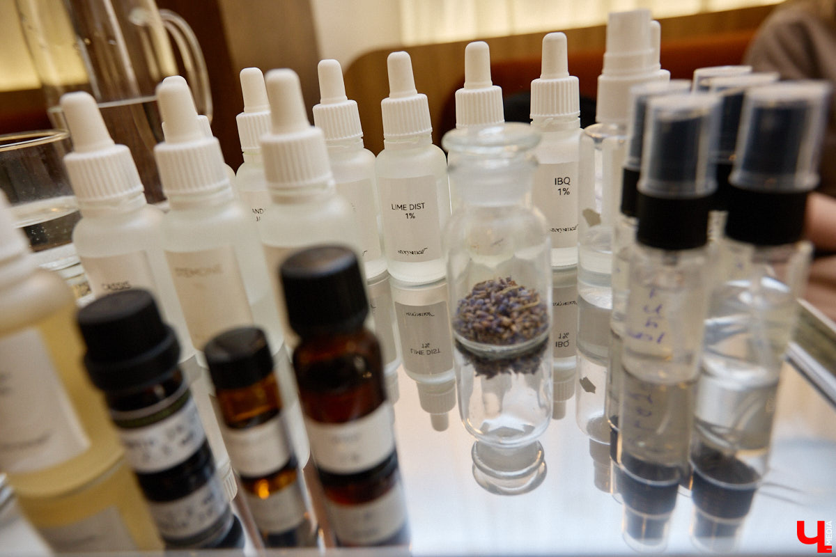 Что может связывать эстетику Ренессанса, науку об ароматах и гастрономический эксперимент? Кондитерская «Slovno в мае»! Владимирская лаборатория вкусов презентовала необычный десерт — NÓSEHOC. И по наименованию уже можно представить, в форме чего сделано лакомство — идеального носа. Ну а источником вдохновения послужил один из главных символов эпохи Возрождения — мраморная статуя Давида.