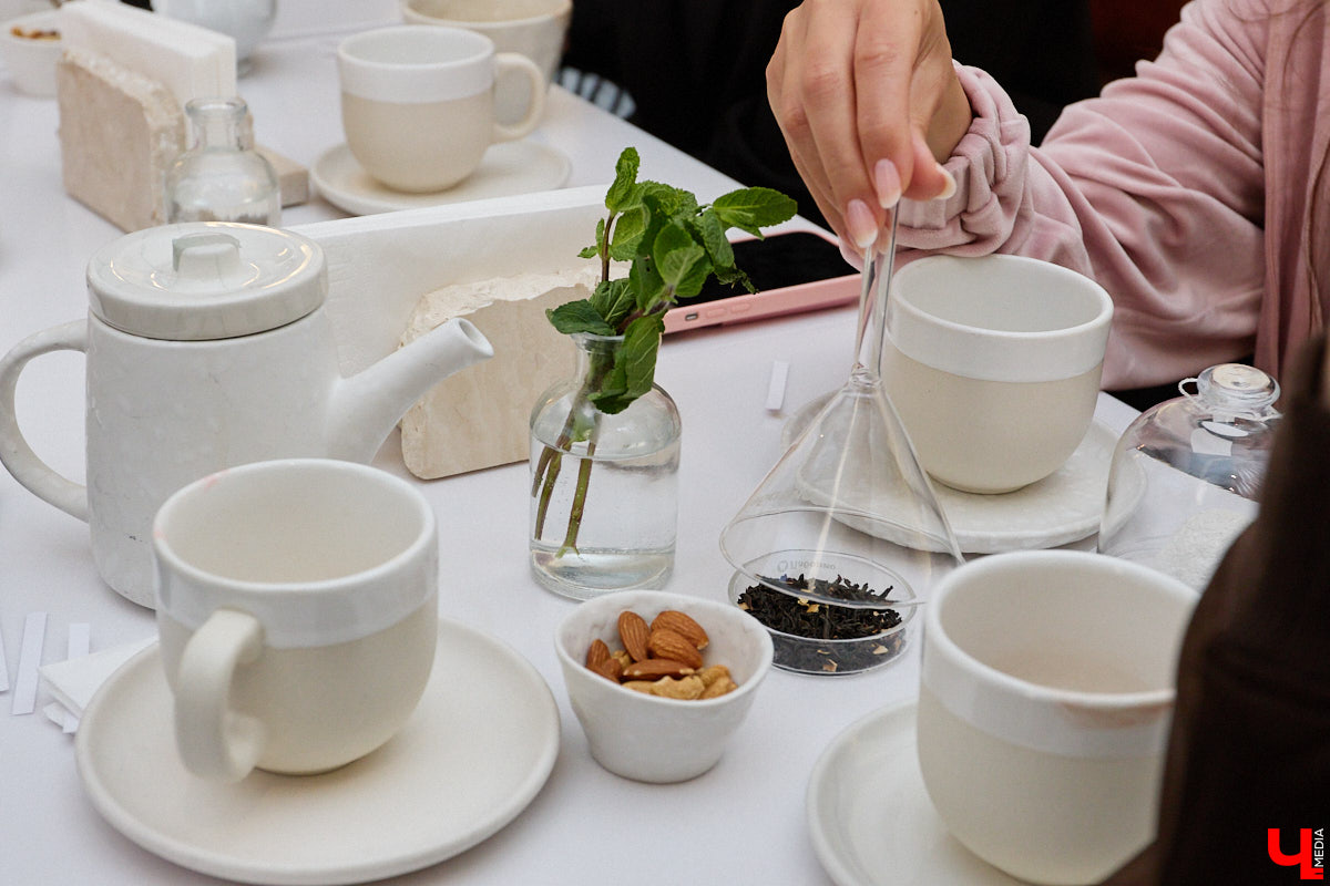 Что может связывать эстетику Ренессанса, науку об ароматах и гастрономический эксперимент? Кондитерская «Slovno в мае»! Владимирская лаборатория вкусов презентовала необычный десерт — NÓSEHOC. И по наименованию уже можно представить, в форме чего сделано лакомство — идеального носа. Ну а источником вдохновения послужил один из главных символов эпохи Возрождения — мраморная статуя Давида.