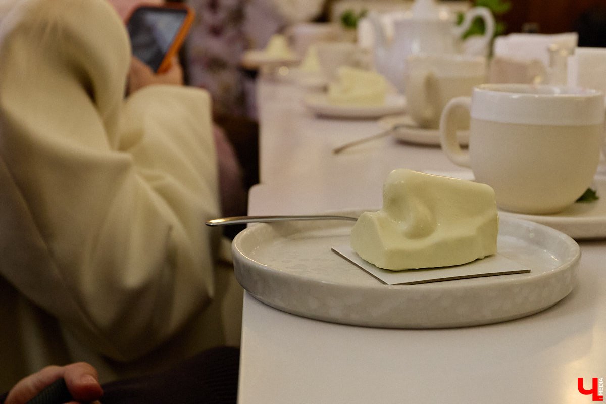 Что может связывать эстетику Ренессанса, науку об ароматах и гастрономический эксперимент? Кондитерская «Slovno в мае»! Владимирская лаборатория вкусов презентовала необычный десерт — NÓSEHOC. И по наименованию уже можно представить, в форме чего сделано лакомство — идеального носа. Ну а источником вдохновения послужил один из главных символов эпохи Возрождения — мраморная статуя Давида.