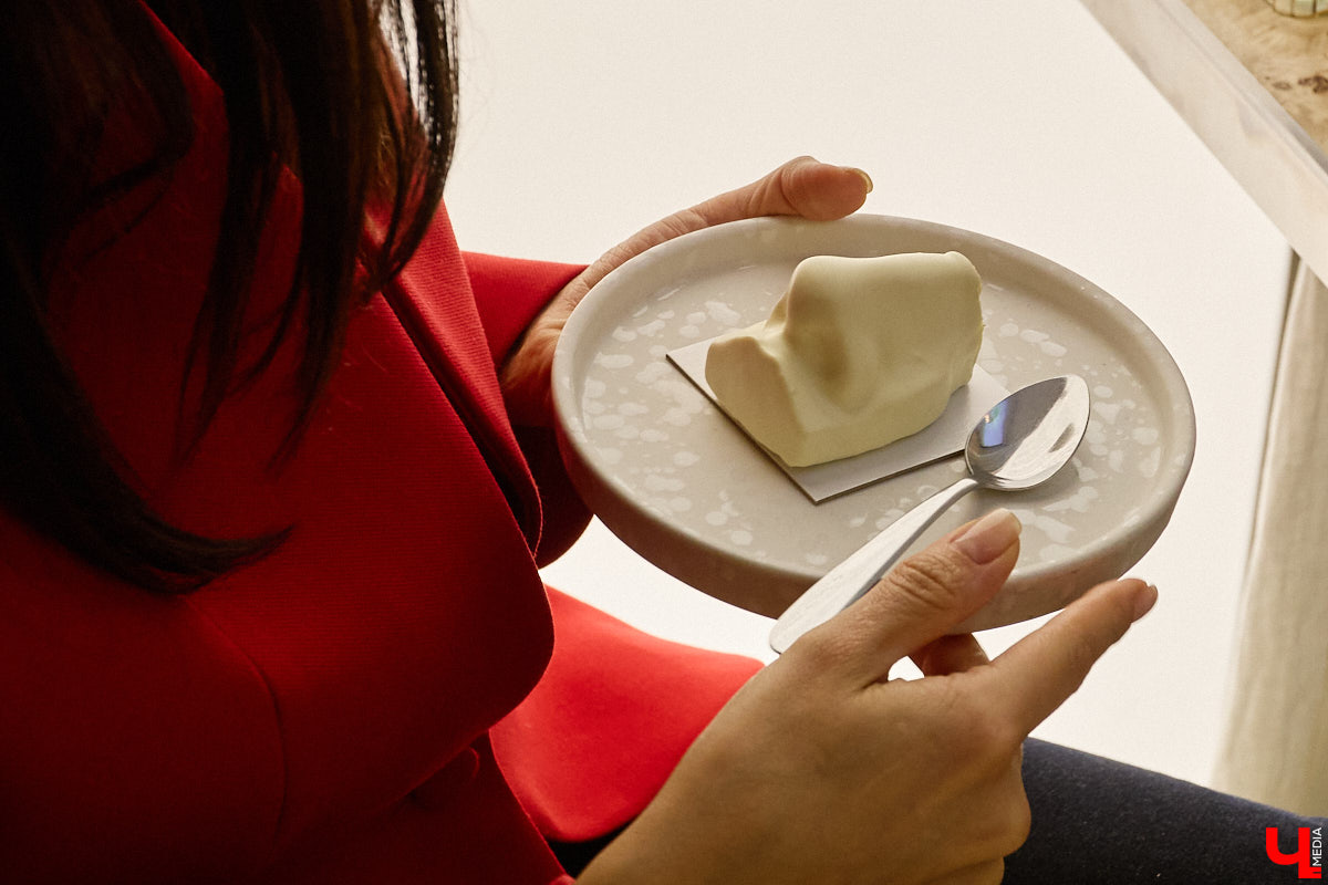 Что может связывать эстетику Ренессанса, науку об ароматах и гастрономический эксперимент? Кондитерская «Slovno в мае»! Владимирская лаборатория вкусов презентовала необычный десерт — NÓSEHOC. И по наименованию уже можно представить, в форме чего сделано лакомство — идеального носа. Ну а источником вдохновения послужил один из главных символов эпохи Возрождения — мраморная статуя Давида.