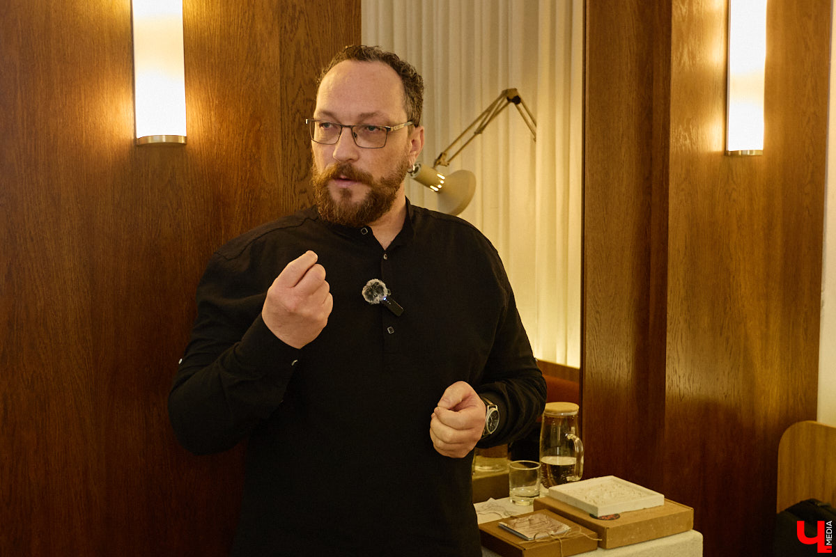 Что может связывать эстетику Ренессанса, науку об ароматах и гастрономический эксперимент? Кондитерская «Slovno в мае»! Владимирская лаборатория вкусов презентовала необычный десерт — NÓSEHOC. И по наименованию уже можно представить, в форме чего сделано лакомство — идеального носа. Ну а источником вдохновения послужил один из главных символов эпохи Возрождения — мраморная статуя Давида.