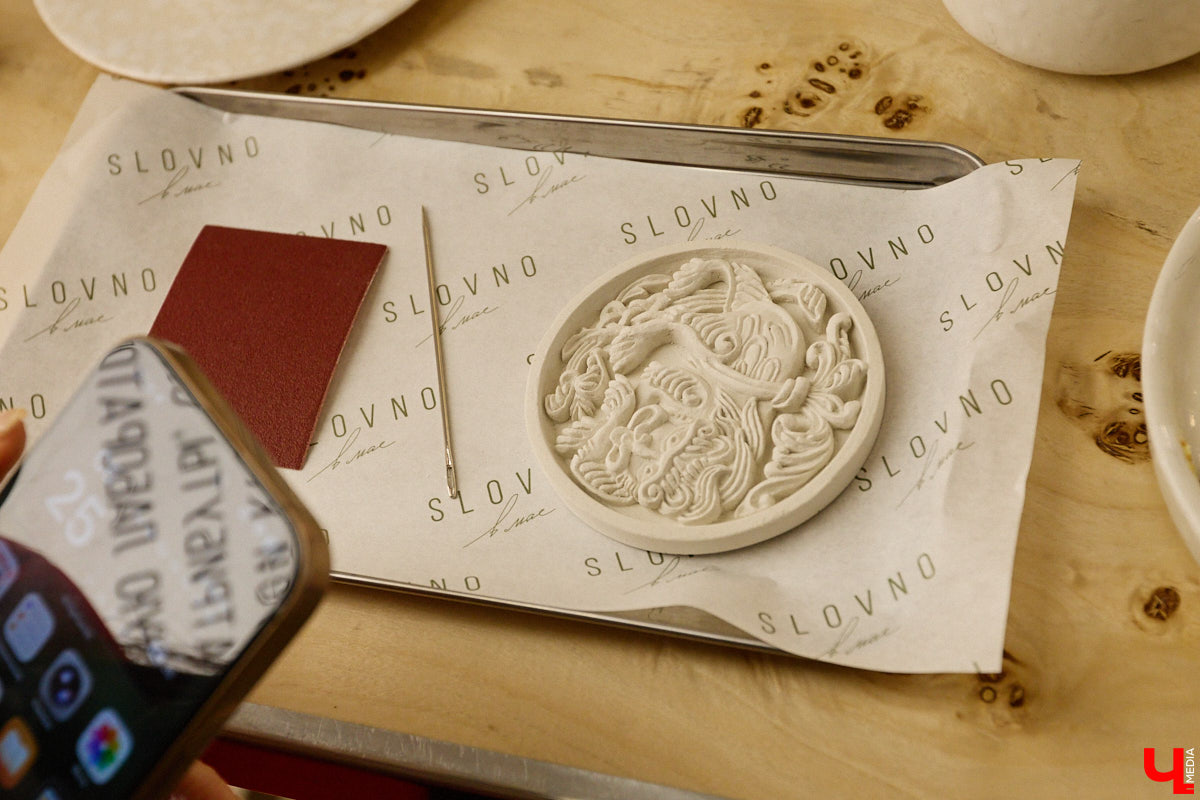 Что может связывать эстетику Ренессанса, науку об ароматах и гастрономический эксперимент? Кондитерская «Slovno в мае»! Владимирская лаборатория вкусов презентовала необычный десерт — NÓSEHOC. И по наименованию уже можно представить, в форме чего сделано лакомство — идеального носа. Ну а источником вдохновения послужил один из главных символов эпохи Возрождения — мраморная статуя Давида.