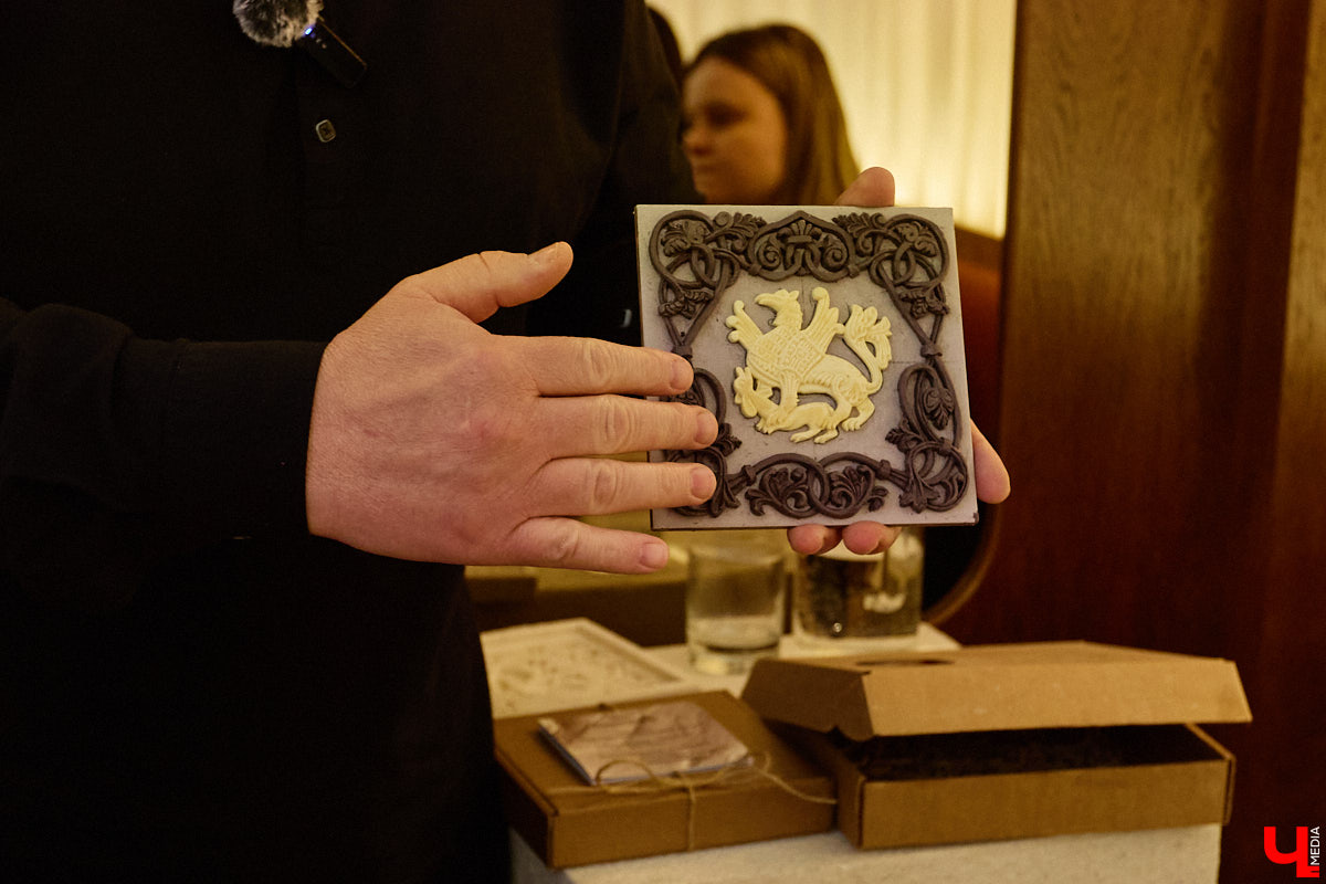 Что может связывать эстетику Ренессанса, науку об ароматах и гастрономический эксперимент? Кондитерская «Slovno в мае»! Владимирская лаборатория вкусов презентовала необычный десерт — NÓSEHOC. И по наименованию уже можно представить, в форме чего сделано лакомство — идеального носа. Ну а источником вдохновения послужил один из главных символов эпохи Возрождения — мраморная статуя Давида.