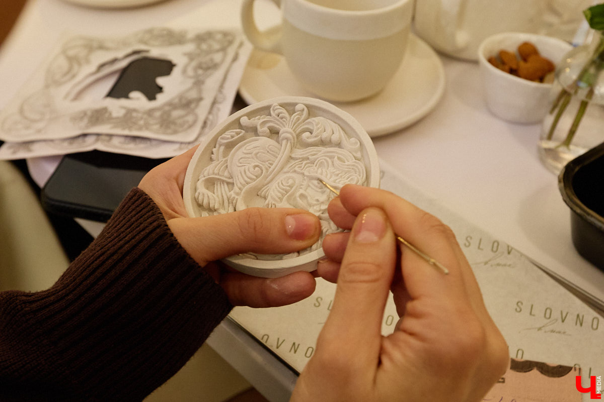 Что может связывать эстетику Ренессанса, науку об ароматах и гастрономический эксперимент? Кондитерская «Slovno в мае»! Владимирская лаборатория вкусов презентовала необычный десерт — NÓSEHOC. И по наименованию уже можно представить, в форме чего сделано лакомство — идеального носа. Ну а источником вдохновения послужил один из главных символов эпохи Возрождения — мраморная статуя Давида.