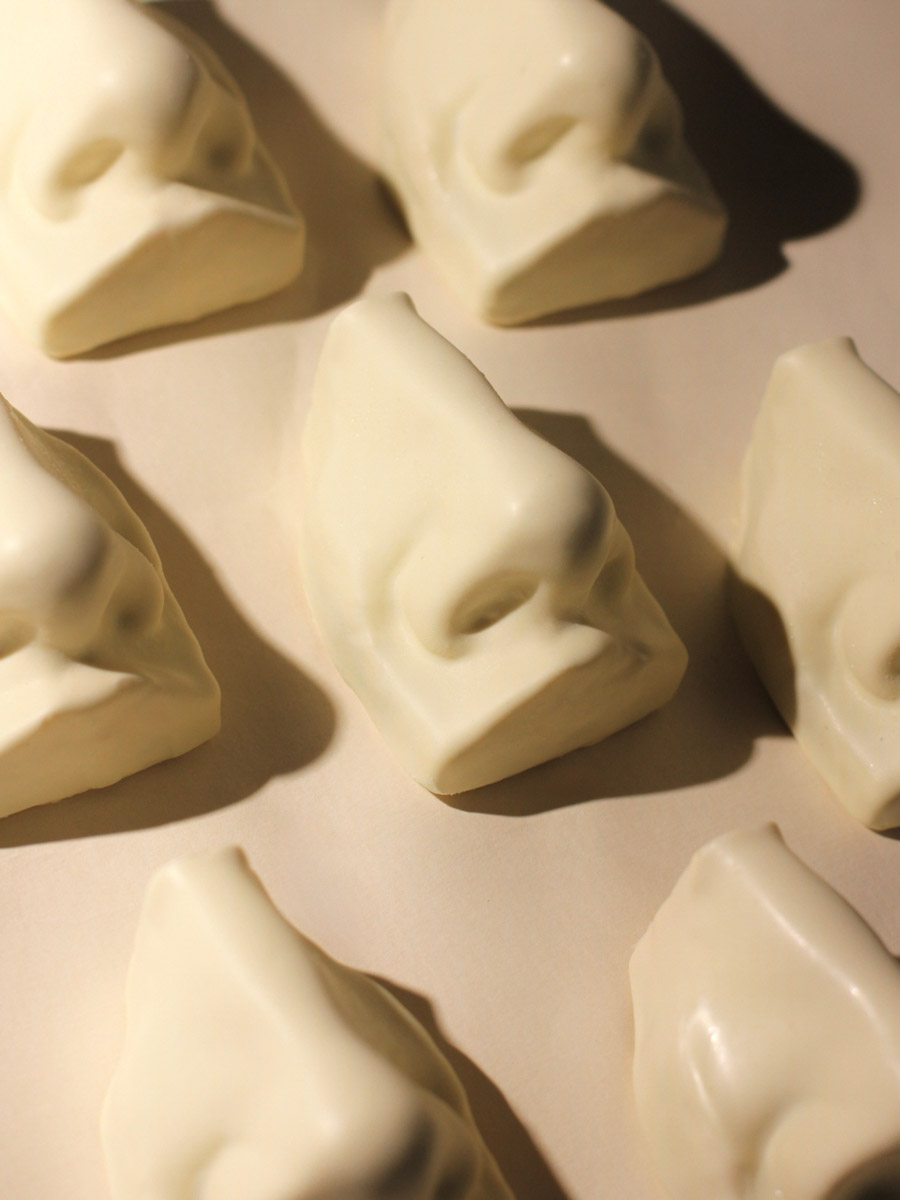 Что может связывать эстетику Ренессанса, науку об ароматах и гастрономический эксперимент? Кондитерская «Slovno в мае»! Владимирская лаборатория вкусов презентовала необычный десерт — NÓSEHOC. И по наименованию уже можно представить, в форме чего сделано лакомство — идеального носа. Ну а источником вдохновения послужил один из главных символов эпохи Возрождения — мраморная статуя Давида.