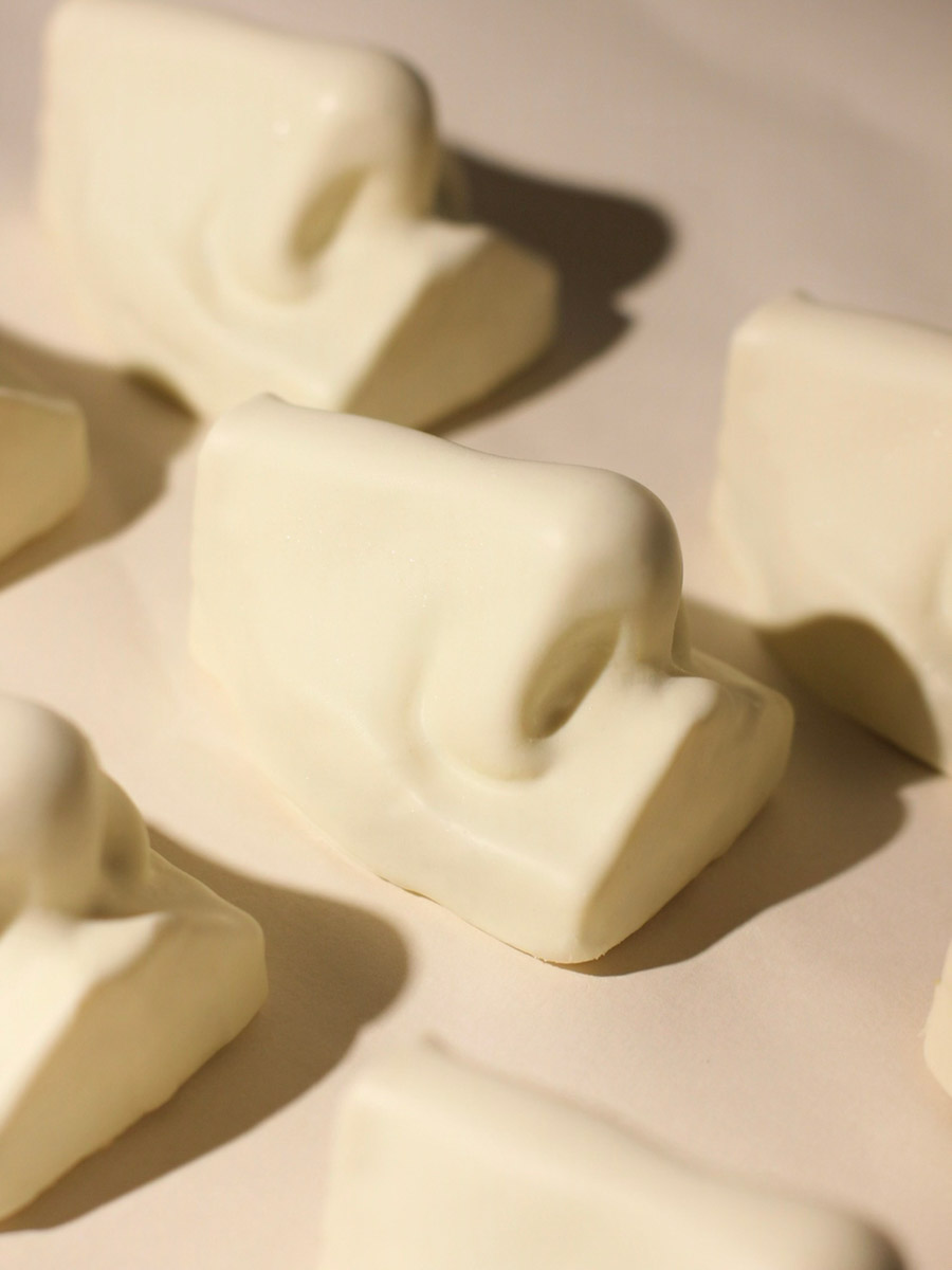 Что может связывать эстетику Ренессанса, науку об ароматах и гастрономический эксперимент? Кондитерская «Slovno в мае»! Владимирская лаборатория вкусов презентовала необычный десерт — NÓSEHOC. И по наименованию уже можно представить, в форме чего сделано лакомство — идеального носа. Ну а источником вдохновения послужил один из главных символов эпохи Возрождения — мраморная статуя Давида.