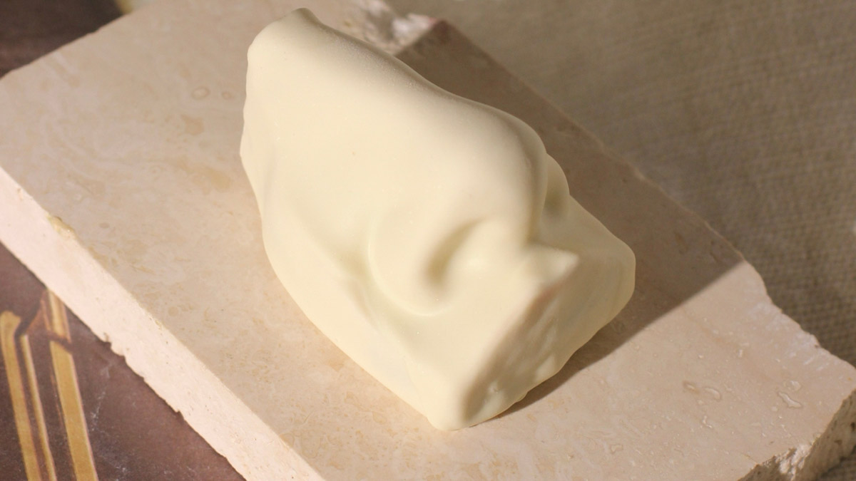 Что может связывать эстетику Ренессанса, науку об ароматах и гастрономический эксперимент? Кондитерская «Slovno в мае»! Владимирская лаборатория вкусов презентовала необычный десерт — NÓSEHOC. И по наименованию уже можно представить, в форме чего сделано лакомство — идеального носа. Ну а источником вдохновения послужил один из главных символов эпохи Возрождения — мраморная статуя Давида.