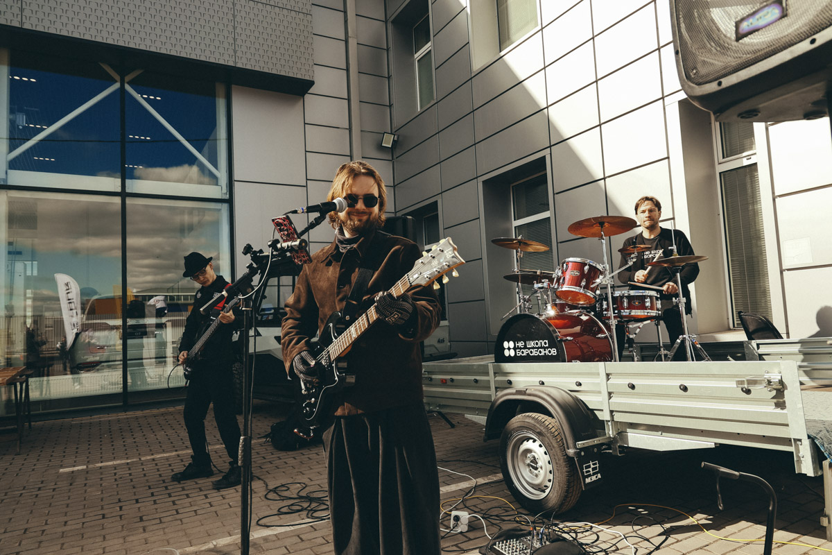 25 апреля во Владимире прошел праздник драйва и скорости для гостей площадки на улице Тракторной, 33 от группы компаний «Техцентр Гранд». Издавна знакомое место расположения дилерских центров одного из ключевых игроков владимирского рынка автомобилей гостеприимно встретило более 200 посетителей. Подробности — в нашей статье!