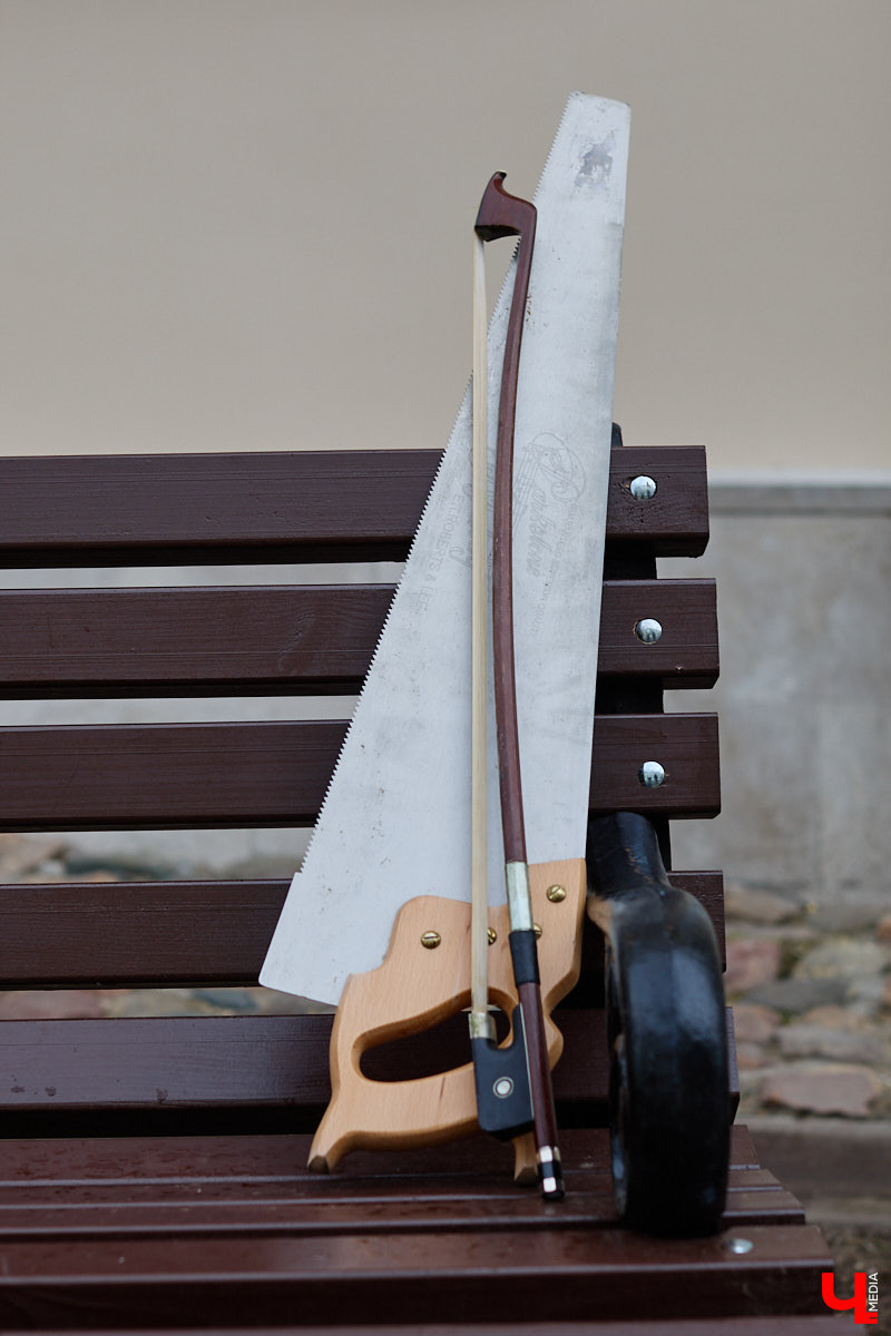 Константин Филатов — музыкант родом из Перми. Ветром перемен его занесло во Владимир, где он стал известен в том числе игрой на пиле. Особенно его прославила коллаборация с исполнительницей «Сестренка». «Ключ-Медиа» узнал больше об артисте и оказался поражен его внушительным бэкграундом.