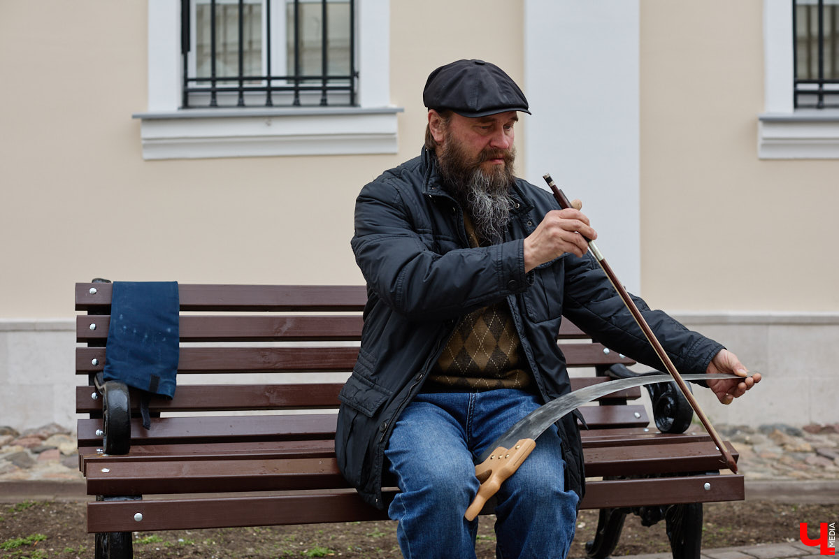Константин Филатов — музыкант родом из Перми. Ветром перемен его занесло во Владимир, где он стал известен в том числе игрой на пиле. Особенно его прославила коллаборация с исполнительницей «Сестренка». «Ключ-Медиа» узнал больше об артисте и оказался поражен его внушительным бэкграундом.