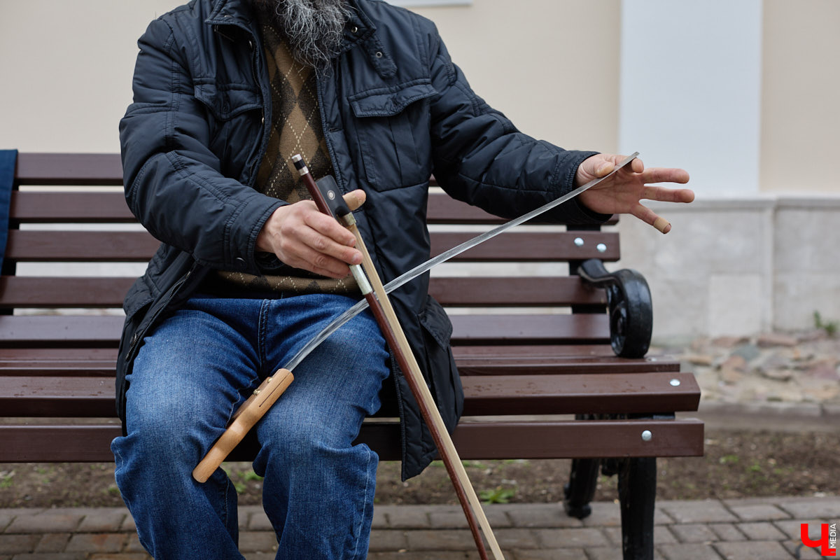 Константин Филатов — музыкант родом из Перми. Ветром перемен его занесло во Владимир, где он стал известен в том числе игрой на пиле. Особенно его прославила коллаборация с исполнительницей «Сестренка». «Ключ-Медиа» узнал больше об артисте и оказался поражен его внушительным бэкграундом.
