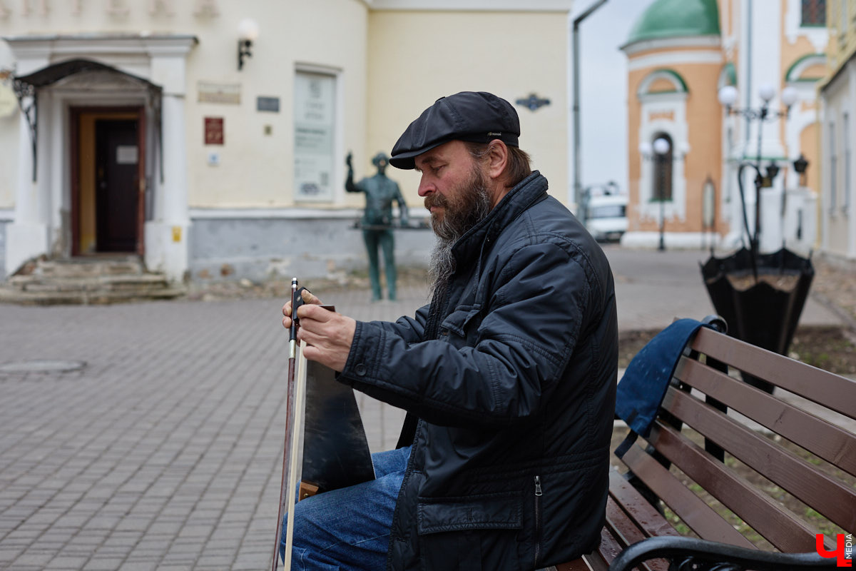 Константин Филатов — музыкант родом из Перми. Ветром перемен его занесло во Владимир, где он стал известен в том числе игрой на пиле. Особенно его прославила коллаборация с исполнительницей «Сестренка». «Ключ-Медиа» узнал больше об артисте и оказался поражен его внушительным бэкграундом.
