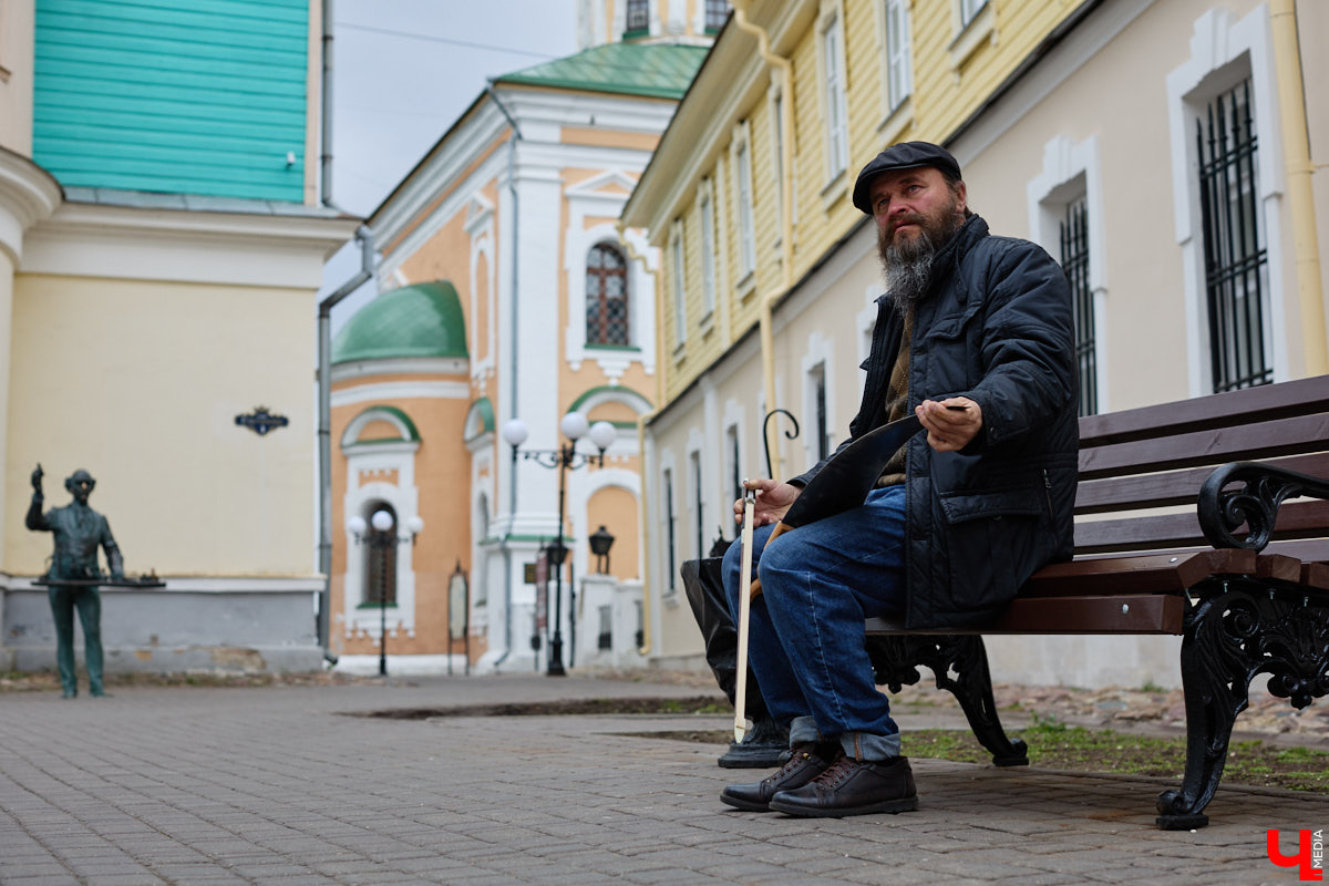Константин Филатов — музыкант родом из Перми. Ветром перемен его занесло во Владимир, где он стал известен в том числе игрой на пиле. Особенно его прославила коллаборация с исполнительницей «Сестренка». «Ключ-Медиа» узнал больше об артисте и оказался поражен его внушительным бэкграундом.