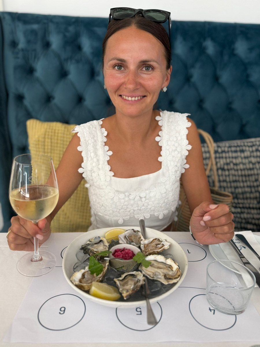 Южная Африка уже давно может предложить путешественникам не только сафари. Мария и Сергей Байковы открыли для себя эту страну с совершенно новой стороны. Они погрузились в Индийский океан с берегов Дурбана и Мозамбика, где познакомились с завораживающим подводным миром. А после отправились в город контрастов Кейптаун и посетили там главные туристические точки.