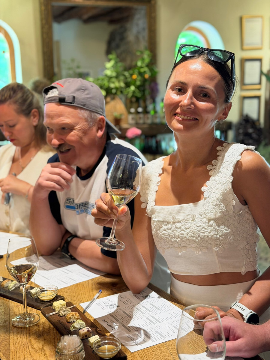 Южная Африка уже давно может предложить путешественникам не только сафари. Мария и Сергей Байковы открыли для себя эту страну с совершенно новой стороны. Они погрузились в Индийский океан с берегов Дурбана и Мозамбика, где познакомились с завораживающим подводным миром. А после отправились в город контрастов Кейптаун и посетили там главные туристические точки.