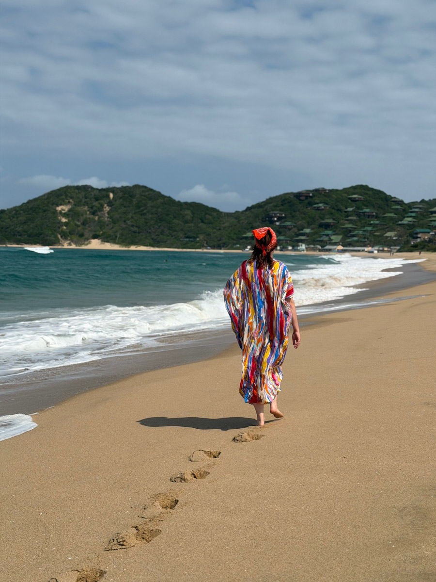 Южная Африка уже давно может предложить путешественникам не только сафари. Мария и Сергей Байковы открыли для себя эту страну с совершенно новой стороны. Они погрузились в Индийский океан с берегов Дурбана и Мозамбика, где познакомились с завораживающим подводным миром. А после отправились в город контрастов Кейптаун и посетили там главные туристические точки.