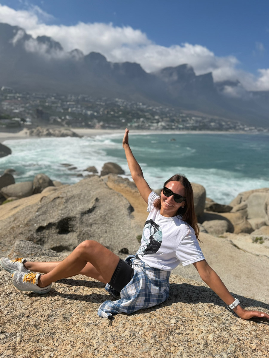 Южная Африка уже давно может предложить путешественникам не только сафари. Мария и Сергей Байковы открыли для себя эту страну с совершенно новой стороны. Они погрузились в Индийский океан с берегов Дурбана и Мозамбика, где познакомились с завораживающим подводным миром. А после отправились в город контрастов Кейптаун и посетили там главные туристические точки.