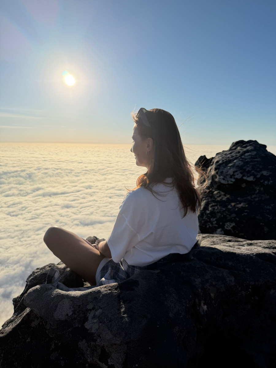 Южная Африка уже давно может предложить путешественникам не только сафари. Мария и Сергей Байковы открыли для себя эту страну с совершенно новой стороны. Они погрузились в Индийский океан с берегов Дурбана и Мозамбика, где познакомились с завораживающим подводным миром. А после отправились в город контрастов Кейптаун и посетили там главные туристические точки.