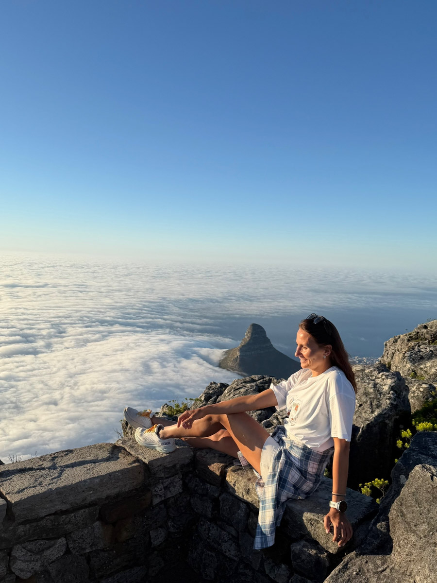 Южная Африка уже давно может предложить путешественникам не только сафари. Мария и Сергей Байковы открыли для себя эту страну с совершенно новой стороны. Они погрузились в Индийский океан с берегов Дурбана и Мозамбика, где познакомились с завораживающим подводным миром. А после отправились в город контрастов Кейптаун и посетили там главные туристические точки.