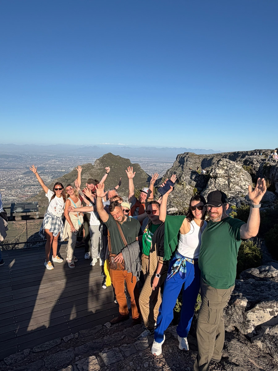 Южная Африка уже давно может предложить путешественникам не только сафари. Мария и Сергей Байковы открыли для себя эту страну с совершенно новой стороны. Они погрузились в Индийский океан с берегов Дурбана и Мозамбика, где познакомились с завораживающим подводным миром. А после отправились в город контрастов Кейптаун и посетили там главные туристические точки.