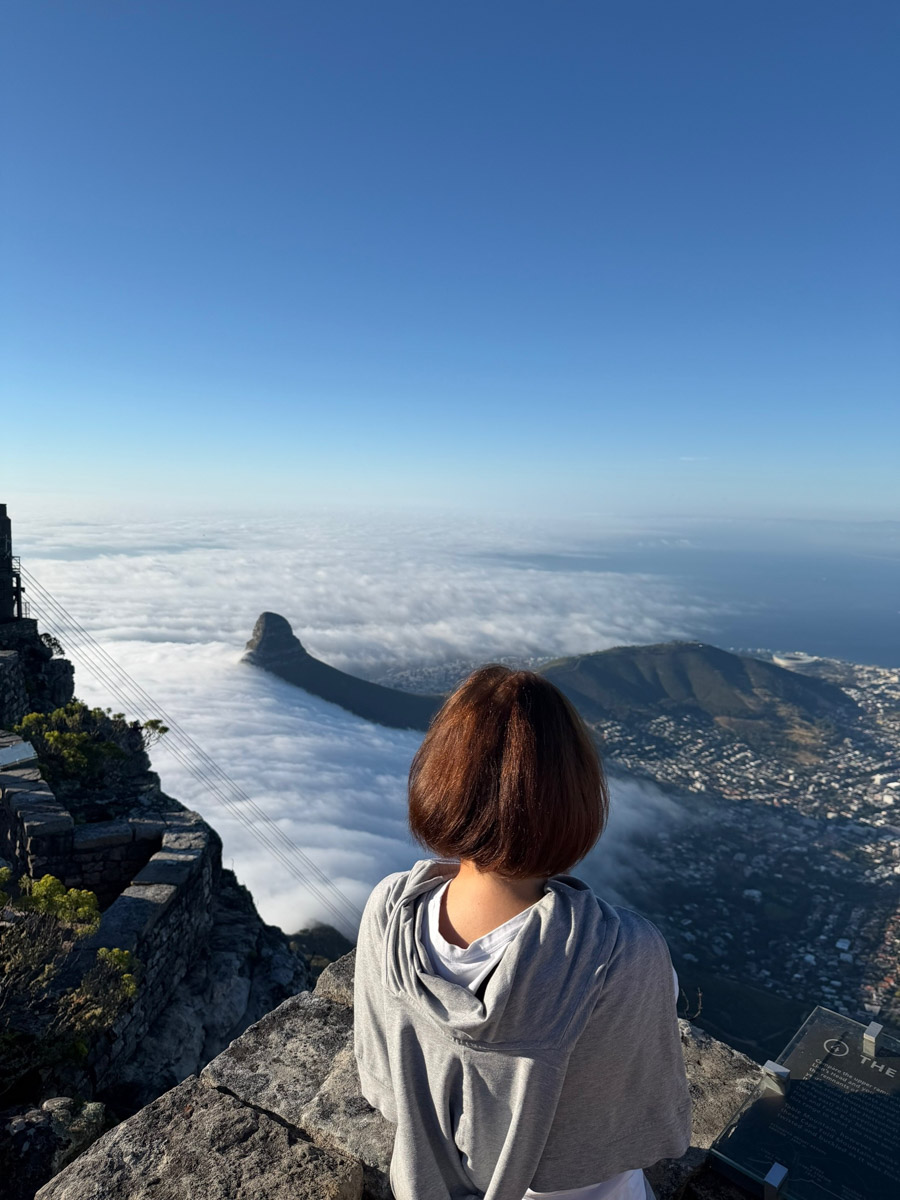 Южная Африка уже давно может предложить путешественникам не только сафари. Мария и Сергей Байковы открыли для себя эту страну с совершенно новой стороны. Они погрузились в Индийский океан с берегов Дурбана и Мозамбика, где познакомились с завораживающим подводным миром. А после отправились в город контрастов Кейптаун и посетили там главные туристические точки.