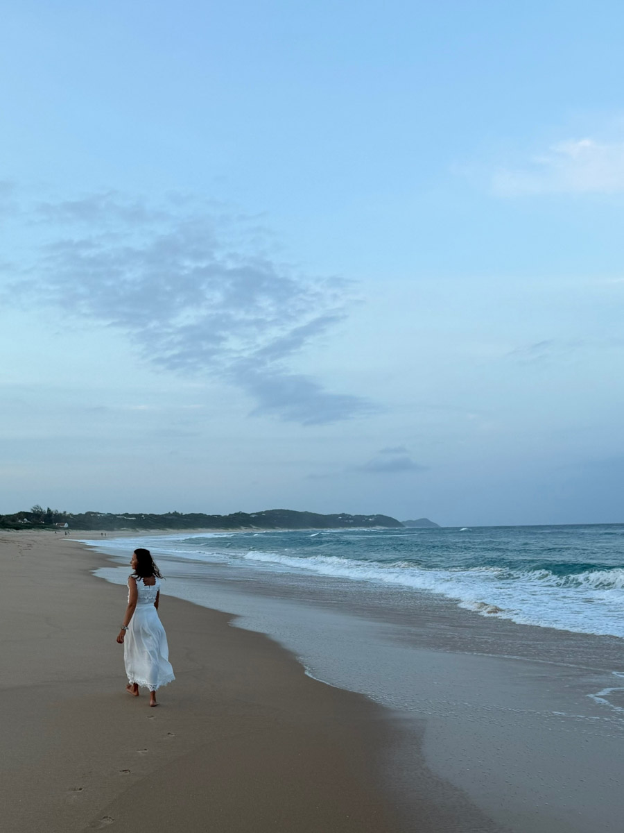 Южная Африка уже давно может предложить путешественникам не только сафари. Мария и Сергей Байковы открыли для себя эту страну с совершенно новой стороны. Они погрузились в Индийский океан с берегов Дурбана и Мозамбика, где познакомились с завораживающим подводным миром. А после отправились в город контрастов Кейптаун и посетили там главные туристические точки.