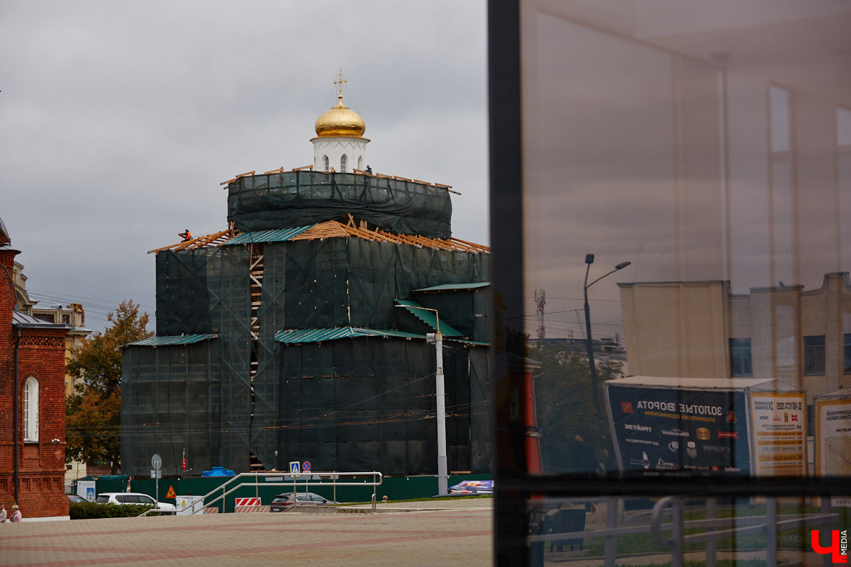 В Боголюбове приведут в порядок белокаменную жемчужину региона – храм Покрова на Нерли. Пока его только начнут готовить к процессу реставрации, сами же работы стартуют в 2027 году. При этом двери «белого лебедя» русской архитектуры закрывать не намерены. А вот один из главных символов Владимира никак не может избавиться от строительных лесов и зеленой маскирующей сетки. Окончательного восстановления Золотых ворот придется ждать еще минимум год.