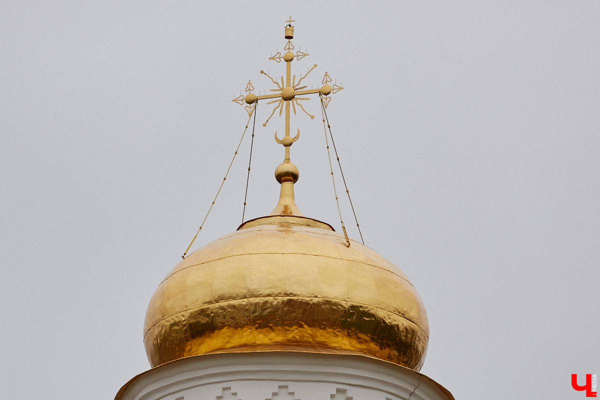 В Боголюбове приведут в порядок белокаменную жемчужину региона – храм Покрова на Нерли. Пока его только начнут готовить к процессу реставрации, сами же работы стартуют в 2027 году. При этом двери «белого лебедя» русской архитектуры закрывать не намерены. А вот один из главных символов Владимира никак не может избавиться от строительных лесов и зеленой маскирующей сетки. Окончательного восстановления Золотых ворот придется ждать еще минимум год.