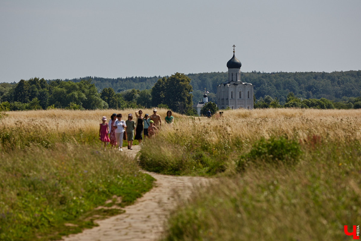 В Боголюбове приведут в порядок белокаменную жемчужину региона – храм Покрова на Нерли. Пока его только начнут готовить к процессу реставрации, сами же работы стартуют в 2027 году. При этом двери «белого лебедя» русской архитектуры закрывать не намерены. А вот один из главных символов Владимира никак не может избавиться от строительных лесов и зеленой маскирующей сетки. Окончательного восстановления Золотых ворот придется ждать еще минимум год.