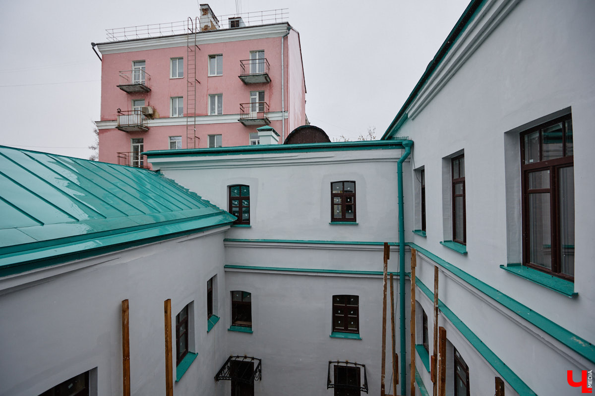 Во  Владимире завершается реставрация Дома купца Тарасова. С  двухэтажного особняка на  улице Дворянской уже убрали фасадную сетку и  строительные леса. Готовность объекта составляет примерно 95  %. «Ключ-Медиа» первым побывал на  объекте и  даже «поговорил» с  его первым владельцем. Все подробности  — в  нашем эксклюзивном материале.