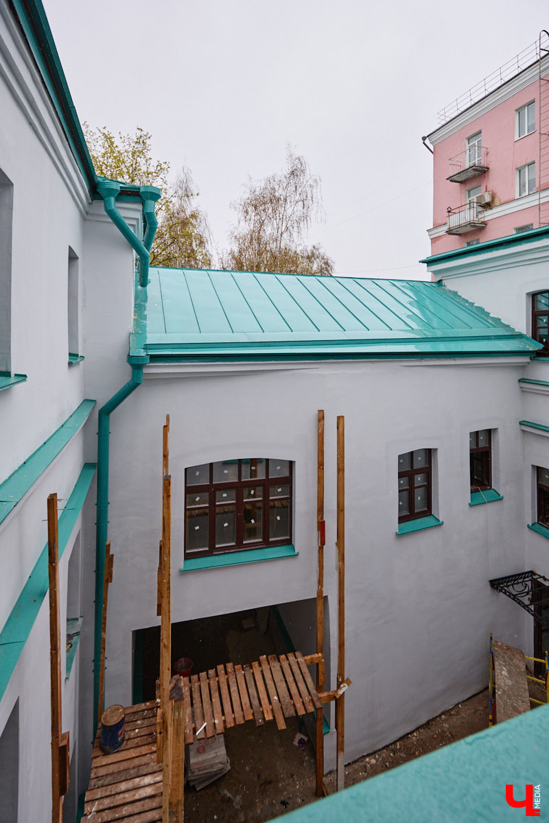 Во  Владимире завершается реставрация Дома купца Тарасова. С  двухэтажного особняка на  улице Дворянской уже убрали фасадную сетку и  строительные леса. Готовность объекта составляет примерно 95  %. «Ключ-Медиа» первым побывал на  объекте и  даже «поговорил» с  его первым владельцем. Все подробности  — в  нашем эксклюзивном материале.