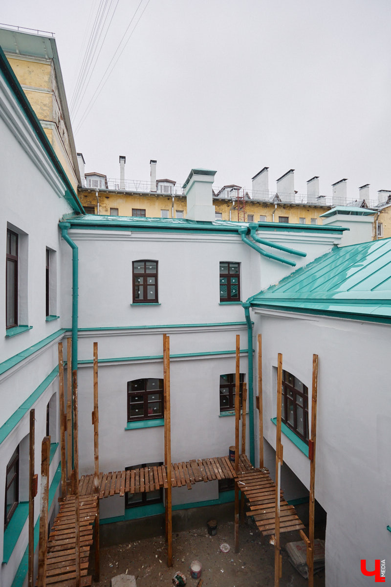 Во  Владимире завершается реставрация Дома купца Тарасова. С  двухэтажного особняка на  улице Дворянской уже убрали фасадную сетку и  строительные леса. Готовность объекта составляет примерно 95  %. «Ключ-Медиа» первым побывал на  объекте и  даже «поговорил» с  его первым владельцем. Все подробности  — в  нашем эксклюзивном материале.