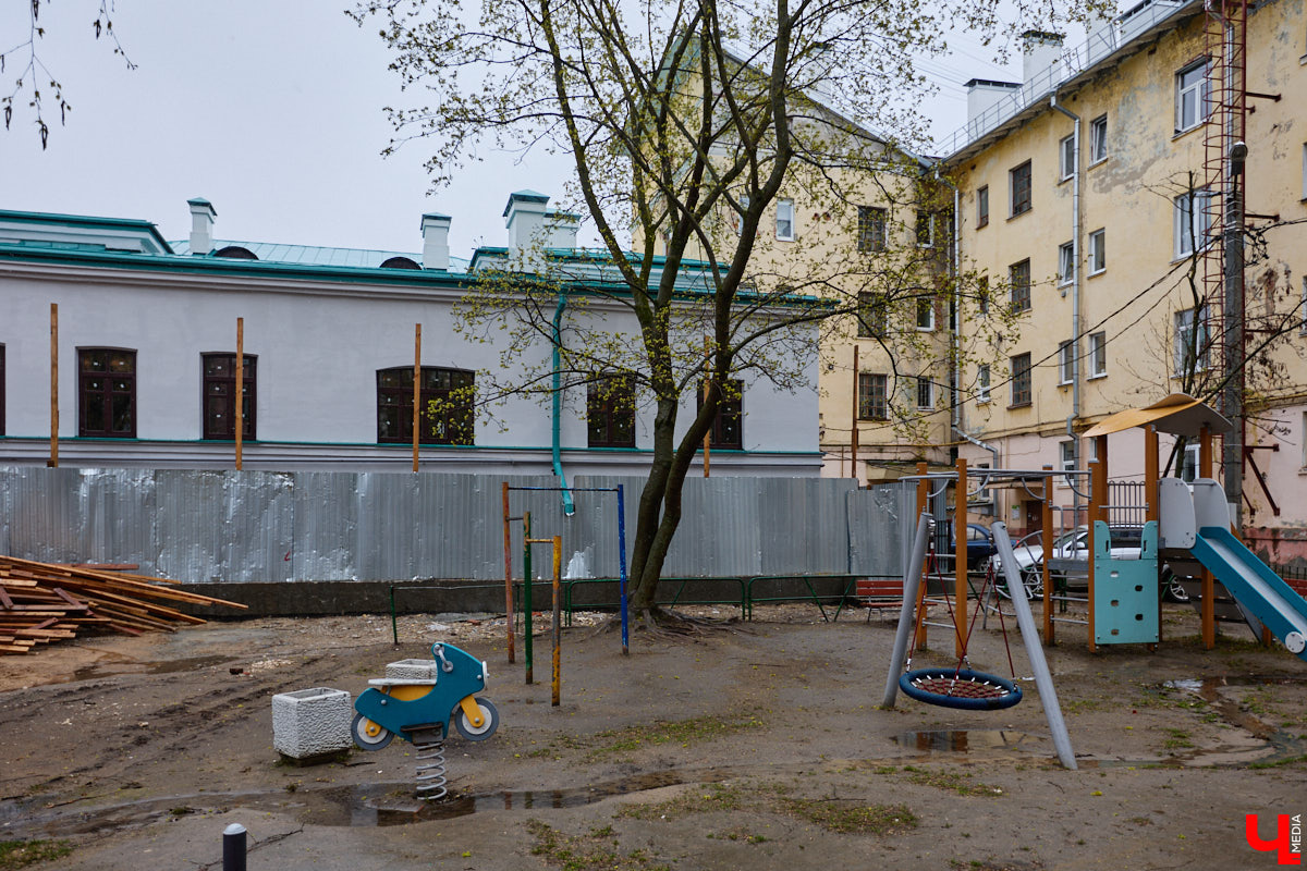 Во  Владимире завершается реставрация Дома купца Тарасова. С  двухэтажного особняка на  улице Дворянской уже убрали фасадную сетку и  строительные леса. Готовность объекта составляет примерно 95  %. «Ключ-Медиа» первым побывал на  объекте и  даже «поговорил» с  его первым владельцем. Все подробности  — в  нашем эксклюзивном материале.