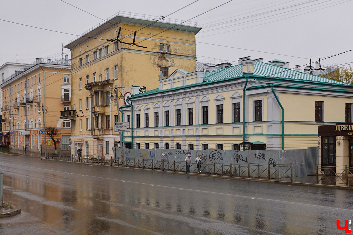Во  Владимире завершается реставрация Дома купца Тарасова. С  двухэтажного особняка на  улице Дворянской уже убрали фасадную сетку и  строительные леса. Готовность объекта составляет примерно 95  %. «Ключ-Медиа» первым побывал на  объекте и  даже «поговорил» с  его первым владельцем. Все подробности  — в  нашем эксклюзивном материале.